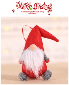 Détail d'un gnome de Noël rouge de style nordique avec longue barbe blanche et cordon
