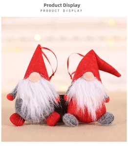 Vue détaillée de deux ornements de gnomes de Noël avec chapeaux rouges et barbes blanches