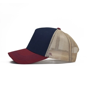 Dreifarbige Mesh-Trucker-Kappe in Burgund, Marineblau und Beige in der Seitenansicht