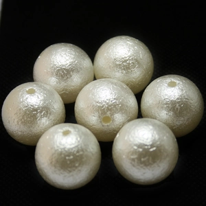 Perle in ABS opaco con texture stropicciata e fori per gioielli fai da te su nero