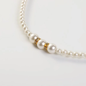 Elegant pearl headband for girls featuring sparkling rhinestones and gold accents