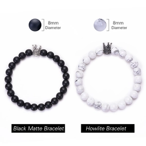 Paire de bracelets en perles couronne 8mm noir mat et howlite blanche pour couple fond blanc