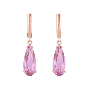 Dettaglio degli orecchini con zircone rosa a goccia e ganci in oro rosa lucido