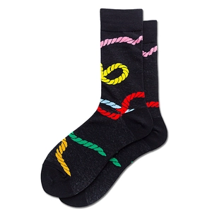 Detail schwarzer Crew-Socken mit lebhaften bunten Seilknoten-Mustern auf Strickgewebe