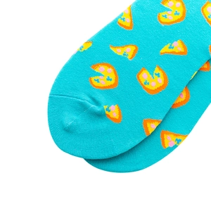 Detailansicht der Pizzastück-Muster auf der Zehenpartie türkisblauer Baumwollsocken