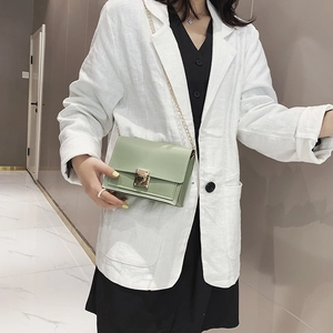 Petit sac à bandoulière carré vert menthe en cuir avec chaîne dorée et fermoir métal