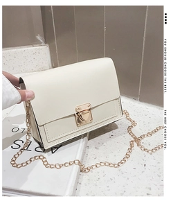 Détail du sac à bandoulière crème en similicuir avec fermoir doré et chaîne en métal