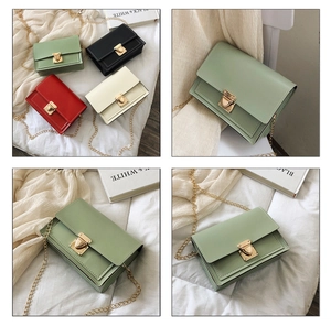 Collection de sacs à bandoulière en menthe, noir, rouge et beige sur fond blanc