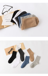 Detailed arrangement of men's cotton crew socks in six classic colors with decor
