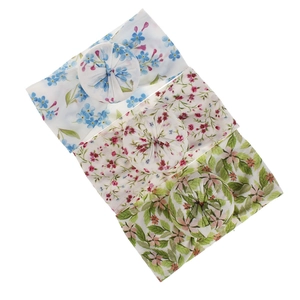 Set de tres diademas de nailon con estampado floral para bebé y suaves nudos redondos.