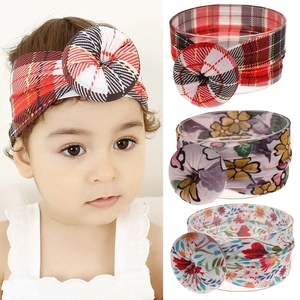 Primer plano de cintas para bebé de nailon suave con estampados florales y de cuadros