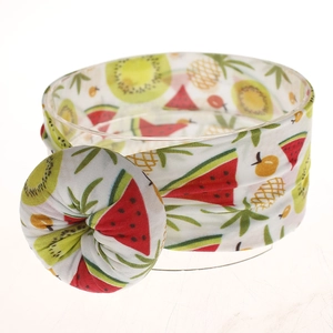 Primer plano de la diadema de bebé con estampado de frutas y nudo de sandía.