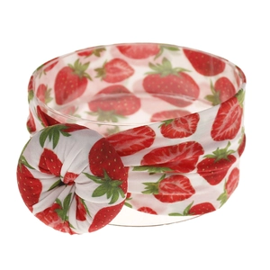 Vista detallada del estampado de fresas en una diadema de nailon suave para bebé