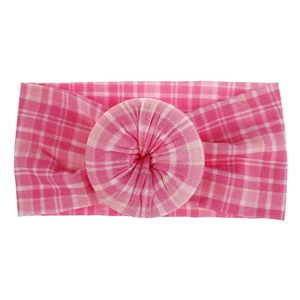 Detalle de diadema para bebé a cuadros rosa y blanco con nudo de tipo dona