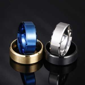 Anneaux de 8mm en acier inoxydable brossé en bleu, or, argent et noir sur fond sombre