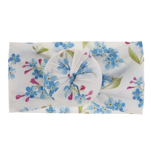 Detalle de diadema de nailon para bebé con estampado floral azul y suave nudo de donut