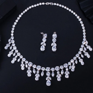 Vue détaillée de la parure de bijoux goutte d'argent avec zircone AAA scintillante