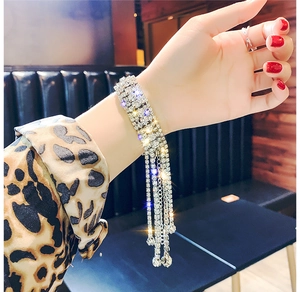 Bracelet large étincelant en strass avec détails de franges sur poignet de mannequin