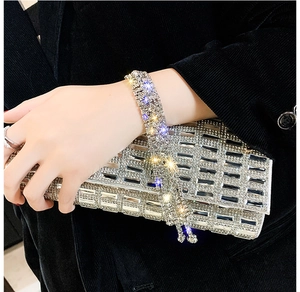 Détail du bracelet étincelant à pampilles en cristal avec pochette de soirée assortie