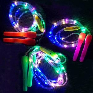 Dettaglio di corde per saltare a LED in rosso, verde e rosa con cavi in fibra ottica luminosa