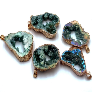 Detalle de cinco colgantes de geoda de ágata natural con cristales y baño de oro