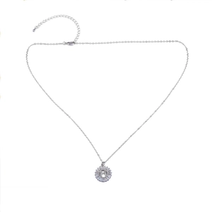 Dettaglio della collana argentata con pendente lettera H, zirconi e catena regolabile