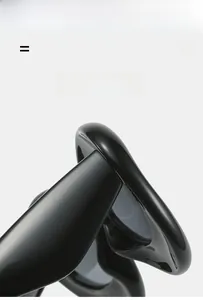 Détail des charnières de branches élastiques sur lunettes de soleil noires en forme de lèvre