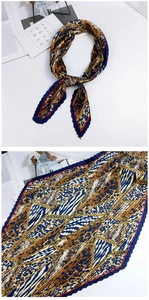 Détail d'un foulard plissé avec imprimé léopard, motifs chaînes et bords bleus