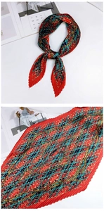 Détail d'un carré de soie rouge plissé avec des motifs de chaînes et fleurs vintage