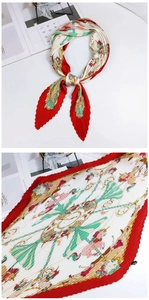 Détail d'un foulard en soie plissé avec imprimés carrousel rétro et bordures rouges