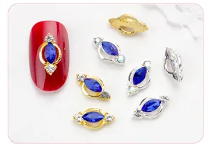 Vue macro de strass pour ongles marquise bleu foncé avec supports en alliage d'or et d'argent