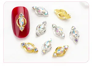 Gros plan de bijoux d'ongles marquise avec cristaux AB sur des ongles rouges