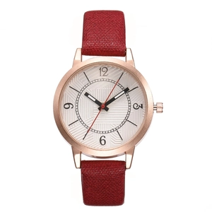 Dettaglio dell'orologio al quarzo con cinturino in pelle bordeaux e cassa oro rosa