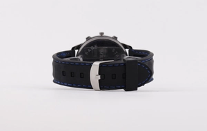 Dettaglio del cinturino in silicone nero con cuciture blu e fibbia in acciaio inox