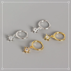 Dettaglio macro dei cerchi in argento S925 e oro con ciondolo a stella e zircone bianco
