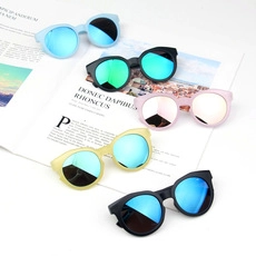 Dettaglio di occhiali da sole alla moda per bambini in vari colori su sfondo di rivista