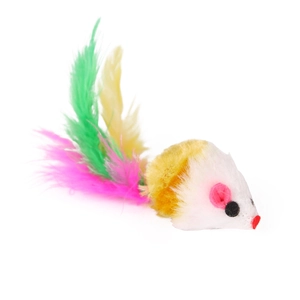 Vue détaillée de la souris en peluche blanche et jaune avec queue en plumes colorées