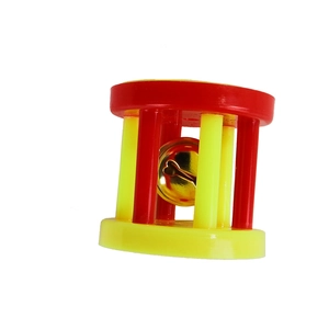 Détail d'un jouet cage à clochette pour chat avec cloche dorée et motifs d'os décoratifs