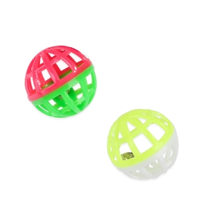 Gros plan de balles de jeu creuses en plastique avec clochettes pour chats et chatons