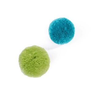 Vue détaillée de balles en peluche tressées vertes et bleues avec texture de fil