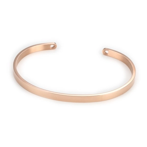 Brazalete abierto en C de acero inoxidable oro rosa con diseño de corazón calado