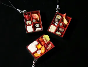 Détail macro de porte-clés bento japonais miniatures avec textures sushi et tempura