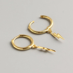 Orecchini a cerchio minimalisti con fulmine dorato in argento sterling lucidato