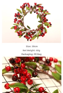 Détail d'une couronne de Noël de 30 cm avec baies rouges et pommes de pin