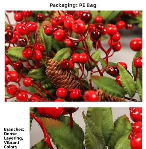 Détail de couronne de Noël avec baies rouges denses, pommes de pin et feuilles vertes