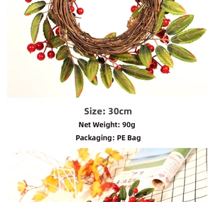 Détail de couronne de baies rouges de 30cm avec feuilles vertes et base de vigne