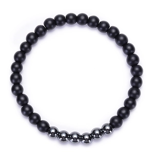 Gros plan des perles d'agate noir mat et perles métalliques argentées sur bracelet