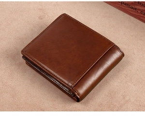 Gros plan du portefeuille RFID en cuir marron vintage montrant texture et surpiqûres