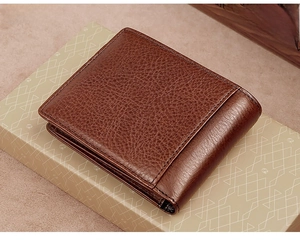 Vue détaillée du dos d'un portefeuille en cuir marron avec une texture de grain de lychee