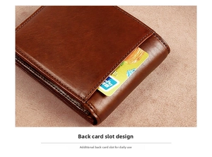 Détail de la fente pour carte au dos d'un portefeuille en cuir marron RFID pour homme